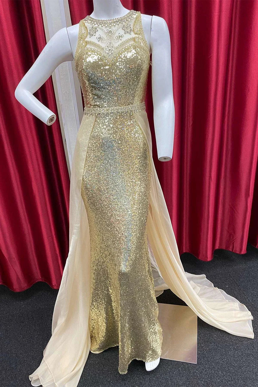 Vestido de fiesta con lentejuelas y cuentas con cola incorporada